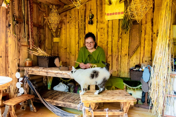 Moto: etnologė, mokytoja, sodų rišimo meistrė L. Lichtarovičienė mėgsta rišti ne paprastus, bet ypatingus sodus, kurie, kaip pati sako, būna skirti tik ypatingoms progoms.