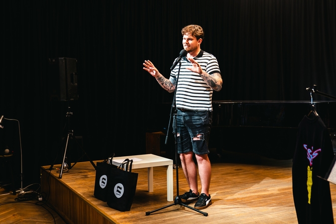 Akstinas: "Kai užlipsi, būsi padaręs pusę darbo: aplodismentų sulauksi vien už drąsą žengti į sceną", – tuos, kurie norėtų, bet nedrįsta išbandyti save slemo pasirodyme ragina J. Kelpšas.