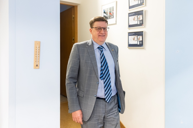 Veikia: L. Slušnio teigimu, pasiduoti pagundai išleisti pinigus ypač lengva, kai tam pritaikyta visa aplinka – žmonių silpnybes puikiai išnaudoja ir pačios įvairiausios įmonės, ir sukčiai.