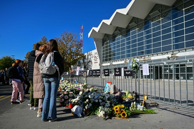 Tūkstančiai žmonių susirinko Serbijos Novi Sado mieste pagerbti geležinkelio stoties griūties aukas