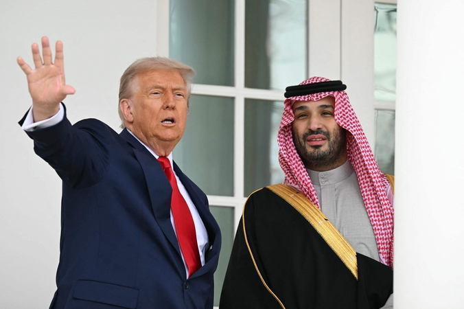 Donaldas Trumpas Baltuosiuose rūmuose priėmė Saudo Arabijos princą 