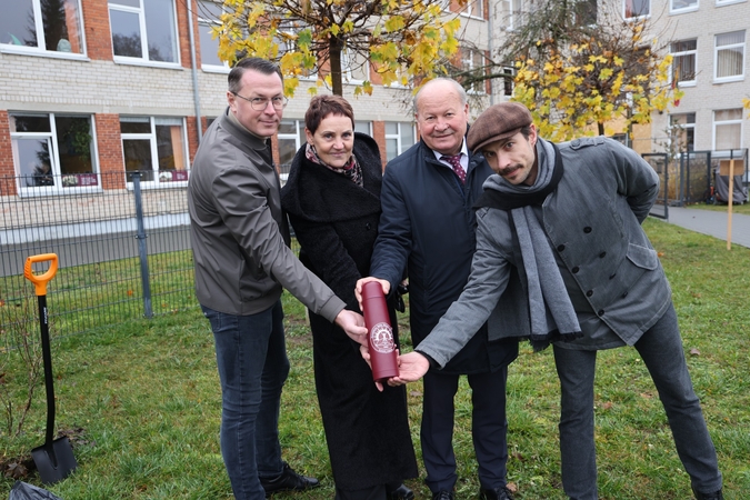 Aktas: lapkričio 11-ąją prie Karmėlavos Balio Buračo gimnazijos pastato įkasta laiko kapsulė, simbolizuojanti darbų pradžią.