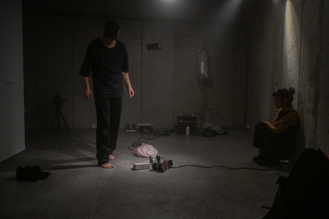 Atmosfera: šalta, tačiau kartu intymi naujosios galerijos PASSWORD_1 erdvė panaikino ribas tarp performansų autorių ir žiūrovų.