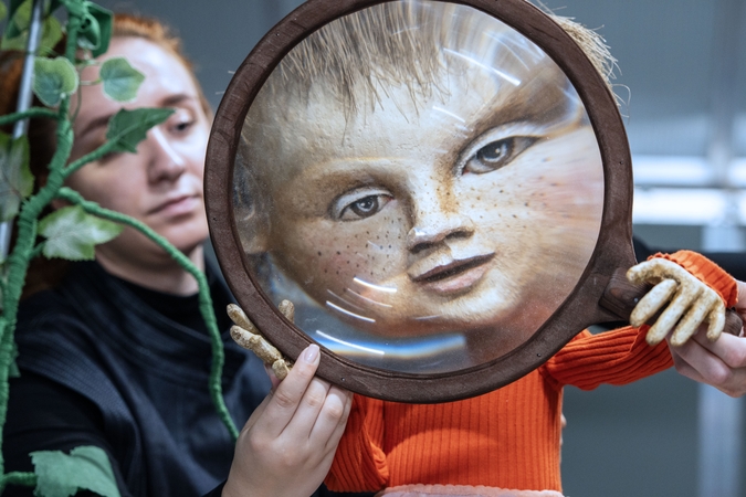 Idėja: spektaklio „Šiltnamis“ herojė atranda stebuklingą gamtos pasaulį ir įsitikina, kad net mažytis daigelis gali tapti vilties ženklu.