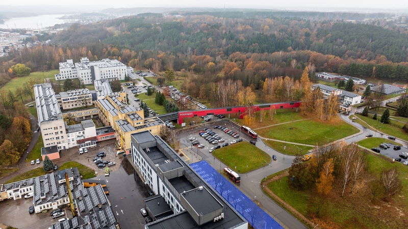 Ligoninė: apmokestinama tik viena aikštelė Skubios traumatologijos pagalbos skyriaus prieigose. Likusios parkavimo vietos – nemokamos.