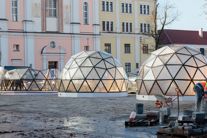Rotušės aikštėje statomi kalėdinio miestelio kupolai