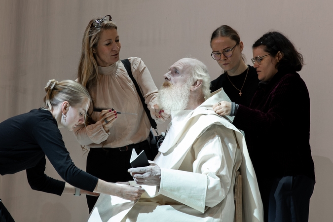 Įvaizdis: vienas legendinio režisieriaus principų – nuo pirmosios dienos repetuoti su kostiumais ir grimu. Nuotraukoje – grimo ir perukų kūrėja M. Halligan, kostiumų dailininkė F. Ruggeri.