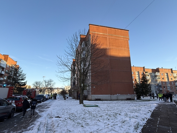 Gargžduose kilus gaisrui bute, moteris iššoko pro langą