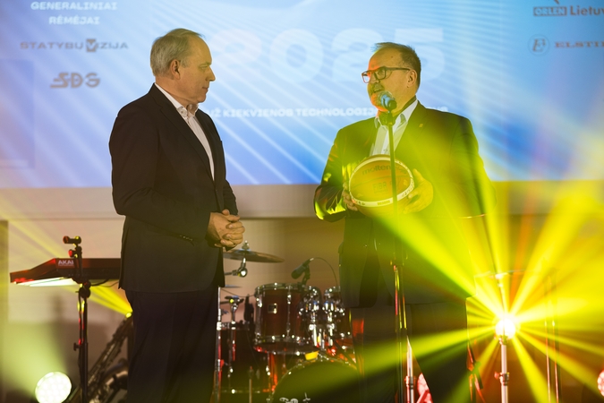 Pasveikino: KTU Alumnų asociacijos prezidentas R. Lekavičius rektoriui E. Valatkai įteikė simbolinę dovaną – krepšinio kamuolį su Lietuvos rinktinės, iškovojusios 5-ąją vietą Europos čempionate, žaidėjų parašais.