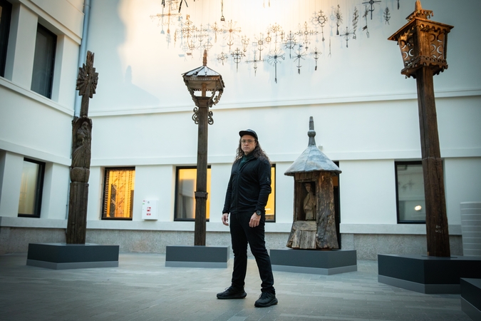 Pajauta: savo instaliaciją, ją lydinčias apeigas K. Arbas demonstruos senųjų lietuviškų kryželių apsuptyje. Juose, anot menininko, atsispindi ne tik saulė, svastika, metų laikų kaita, – ištisos galaktikos.