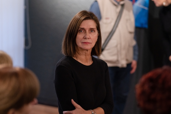 Ypatumas: „Suspausti pasaulį į tokius mažus parametrus dailininkui kartais sunkiau, nei tapyti plačiu mostu“, – pastebi dailėtyrininkė D. Karatajienė.