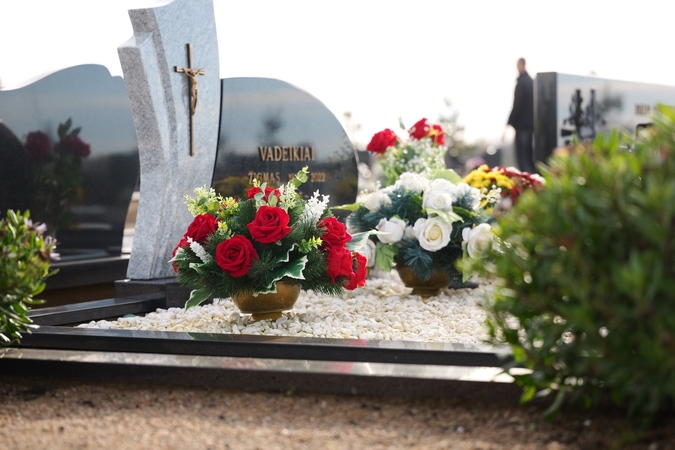 Visų Šventųjų dieną žmonės plūsta į kapines
