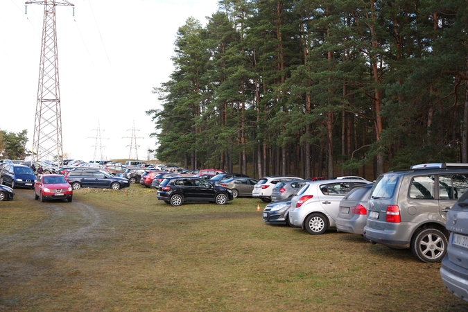 Automobilių eismas ties kapinėmis