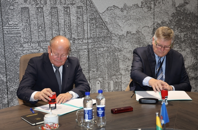 Partnerystė: bendradarbiavimo sutartį pasirašė Kauno rajono savivaldybės meras V. Makūnas ir LSMU rektorius R. Benetis.