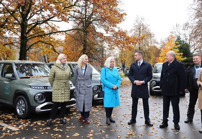 Pasiekimas: perduodamas elektromobilius meras V. Makūnas džiaugėsi, kad pagal 2025 m. Lietuvos savivaldybių aplinkosaugos reitingą Kauno rajonas užėmė septintą vietą.