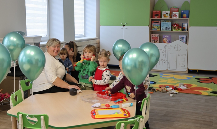 Skaičius: modernizuotose ir darželio veiklai pritaikytose patalpose įkurtos dvi ugdymo grupės, kuriose mokysis 30 ikimokyklinio amžiaus mažylių.