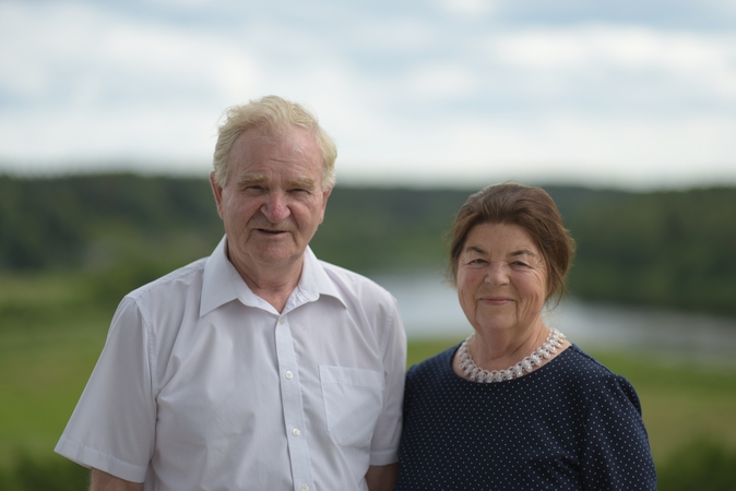 Sukaktis: A. ir J. Krasnovai per savo auksines vestuves ant Merkinės piliakalnio.