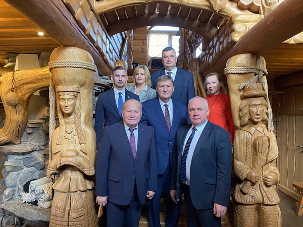 Svetingumas: J. Vaičiulis (dešinėje) Kauno rajono delegacijai aprodė kaimo turizmo sodybą.