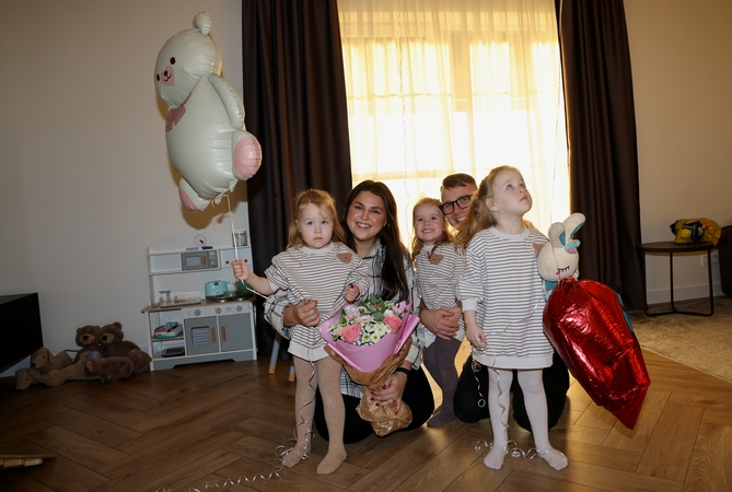 Trejetai: A. ir V. Savickų trynukių Sofijos, Klėjos ir Austėjos trečiasis gimtadienis.