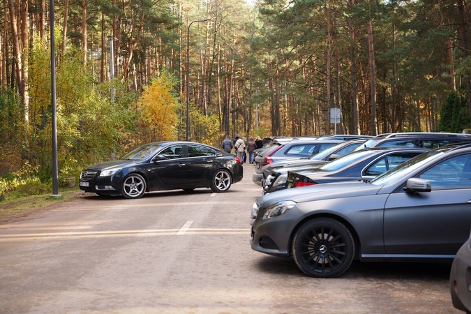 Priminimas važiuojantiems į kapines: laikykitės Kelių eismo taisyklių