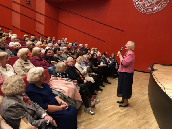 Kartu: Kauno TAU rektorė N. P. Večkienė (stovi dešinėje) pabrėžė, kad svarbi universiteto vertybė – bendrystė.