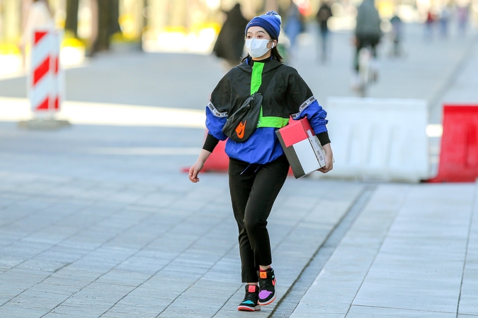 Požiūris: jaunesni žmonės greičiau atsikrato per COVID-19 pandemiją susiformavusių stereotipų ir racionaliau vertina kaukių dėvėjimo viešose vietose poreikį.