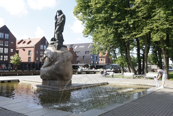 Įdomybės: ne kiekvienas klaipėdietis žino, kad „Žvejys“ stovi ant iš Kuršių marių dugno ištraukto rausvojo granito akmens.