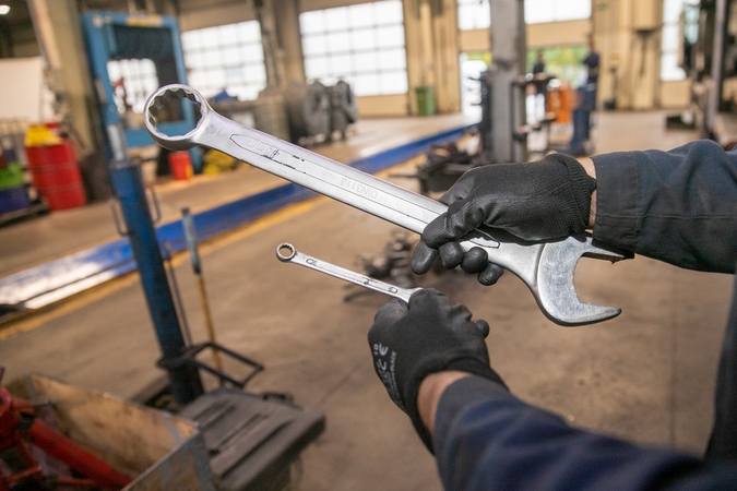 Įrankis: darbus atliekant paprastu, o ne dinamometriniu raktu rizikuojama nepriveržti arba perveržti ratus.