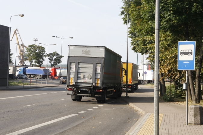 Planai: ieškant sprendimų, kaip atlaisvinti miesto gatves nuo kelkraščiuose stoviniuojančių vilkikų, sunkiasvorio transporto laukimo aikštelę svarstoma įrengti užmiestyje.