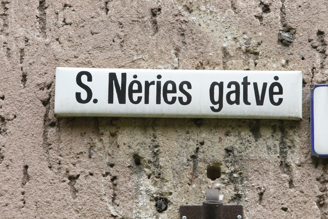 Situacija: daugiau nei prieš dvejus metus, įsigaliojus vadinamajam desovietizacijos įstatymui, S. Nėries gatvė Klaipėdoje turėjo būti pervadinta, tačiau tai lyg šiol nėra padaryta.