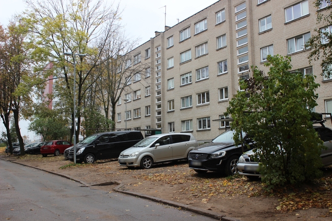 Mįslė: ir Baltijos pr. gyvenantiems klaipėdiečiams kartais tenka paieškoti vietos, kur pasistatyti automobilį taip, kad netrukdytų kitiems.