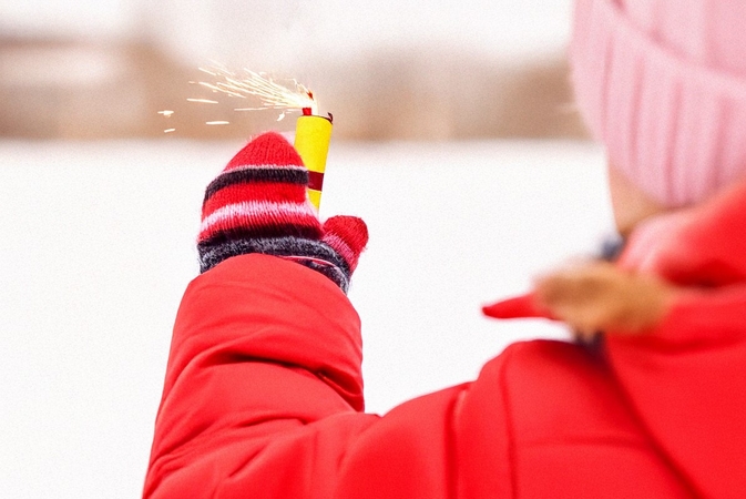 Draudimas: vaikams iki 14-os metų pirotechnikos priemonės turėtų būti nepasiekiamos.