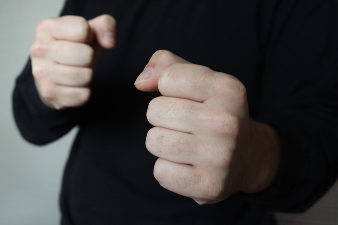 Konfliktas: įsikarščiavę dėl numestos kuprinės, jaunuoliai ėmė kumščiu grasinti vyresnio amžiaus vyrui.