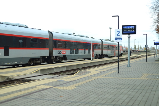 Problema: keleiviai skundžiasi retesniais traukinių reisais ir vėlavimu.