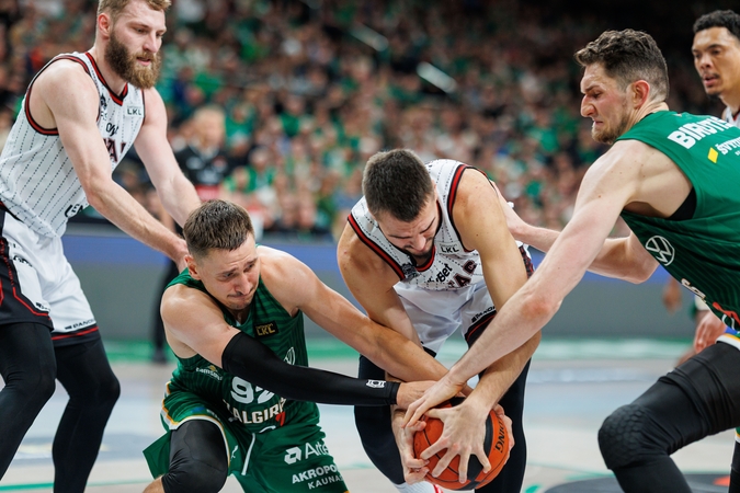 Skirtumas: kauniečiai laimėjo kovą su vilniečiais dėl kamuolio 49:37.