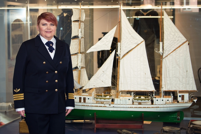 Pavyzdys: M. Miltakytė tarp reisų jūroje dirba lektore Lietuvos jūreivystės akademijoje, kur, be kita ko, moko ir būsimuosius Ukrainos kapitonus iš Odesos bei Chersono.