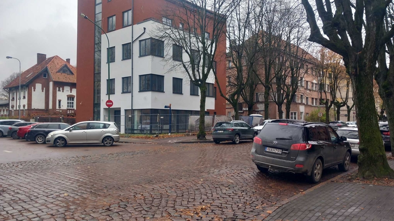 Skundėsi: Klaipėdos universiteto studentai pasigenda nemokamų stovėjimo vietų prie fakultetų, čia stovi ir kitų klaipėdiečių automobiliai.