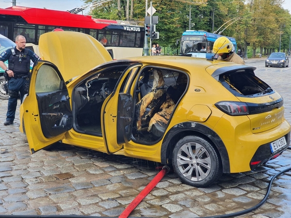 Grėsmė: tinkamai neprižiūrimas elektromobilis gali ir užsidegti.
