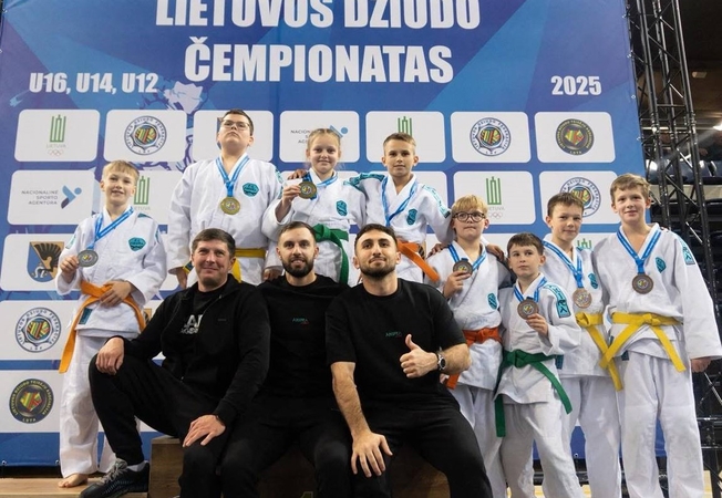 Sėkmė: „Akiros“ treneriai (iš kairės) L. Cibulskas, M. Jakubavičius ir T. Galstian su savo auklėtiniais – Lietuvos čempionais bei prizininkais.