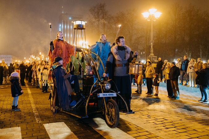 Akcentas: šventinę eiseną vedė šv. Martyną vaidinęs aktorius K. Makauskas.