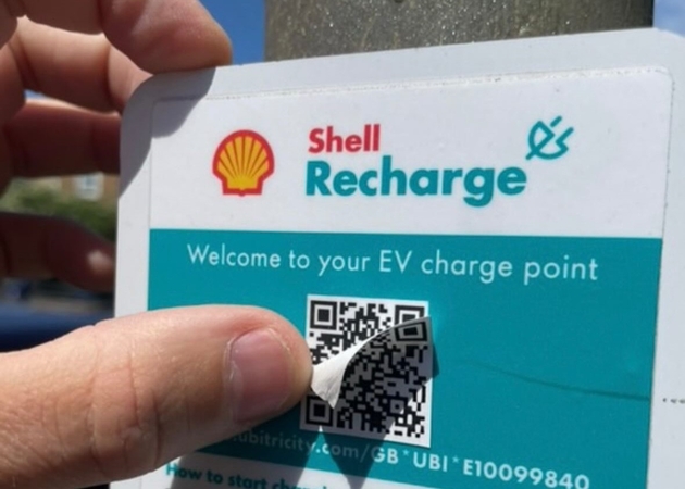 Klasta: ant oficialaus operatoriaus lipduko sukčiai užklijuoja beveik identišką ar bent jau panašų savąjį. „Instagram“ nuotr.