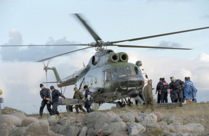 Įamžino: šioje 1994 m. rugsėjo 28 d. darytoje nuotraukoje gelbėtojai Uto saloje evakuoja sužeistuosius po kelto „MS Estonia“ katastrofos, kurios metu Baltijos jūroje nuskendo 852 žmonės.