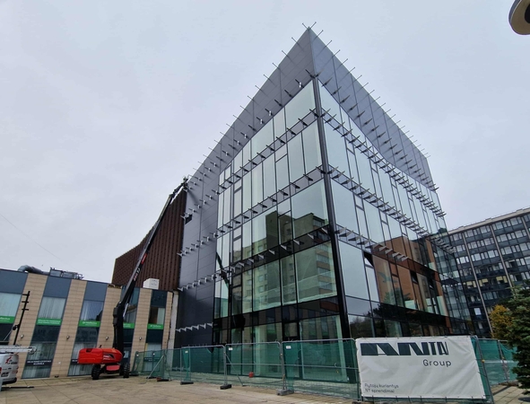 Vaizdas: vietoje sovietmečiu statyto kino teatro per trumpą laiką išaugo modernus statinys.