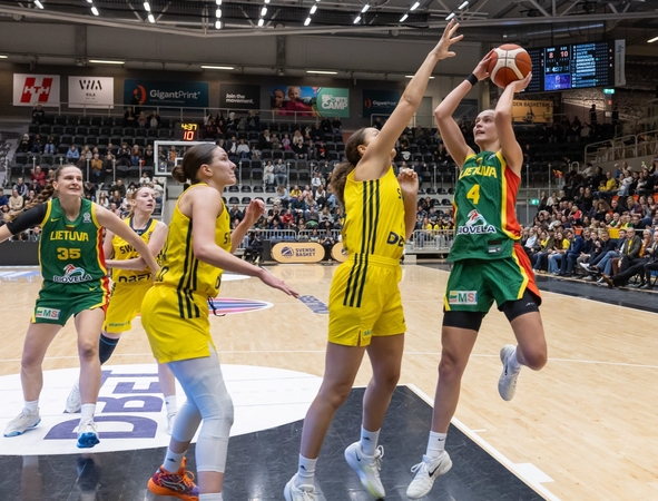 Įsimėtė: J. Jocytė (dešinėje) per rungtynes su švedėmis pataikė visus savo tris tritaškius.