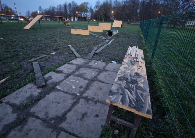 Nemalonu: ant suoliuko atsisėsti esą neįmanoma, kadangi ir jis yra purvinas.