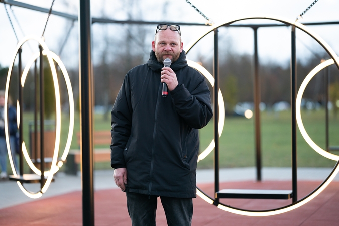 Dovanojo: instaliacijos autorius L. Kutavičius džiaugėsi matydamas pirmuosius erdvės lankytojus.