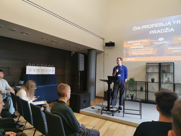 Sudomino: bibliotekoje veikė susitikimų erdvė su skirtingų organizacijų stendais.