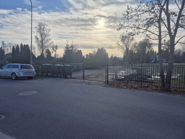 Taisyklės: į kapinių teritoriją galima įvažiuoti tik su leidimu.