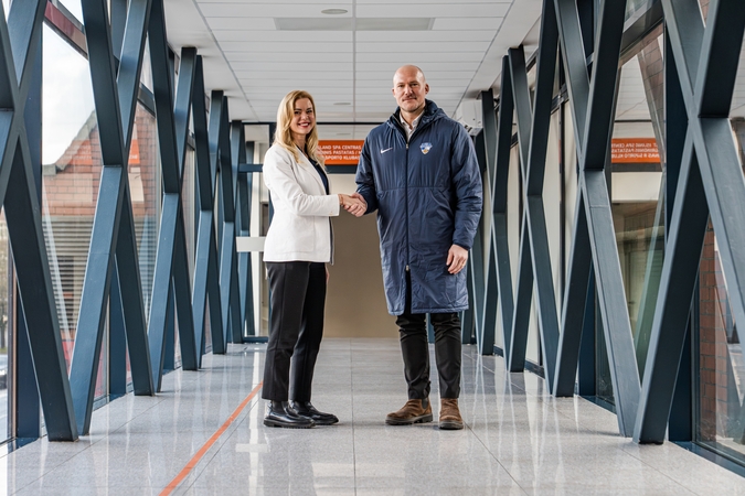 Veikla: tikimasi, kad bendradarbiavimas atneš naujų galimybių – sutartį pasirašė „Klaipėdos dienraščio“ direktorė L. Čekanavičė ir „Neptūno“ vadovas M. Mažeika.