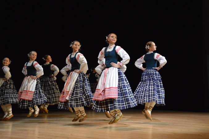 Įvairovė: scenoje lietuvių liaudies šokius keitė pasaulio tautų šokiai, klasikiniai ir neoklasikiniai, šiuolaikiniai, popšokiai bei „show dance“ stiliaus šokiai.